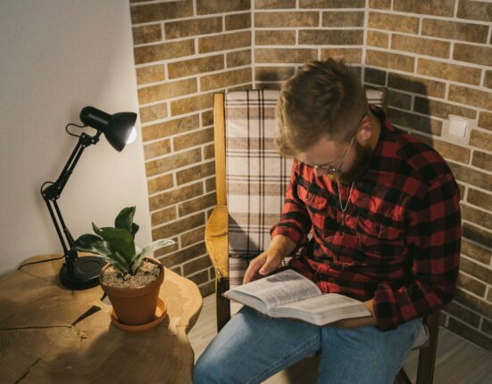Organizzare angoli lettura e relax in casa durante l’inverno: comfort, luce e calore
