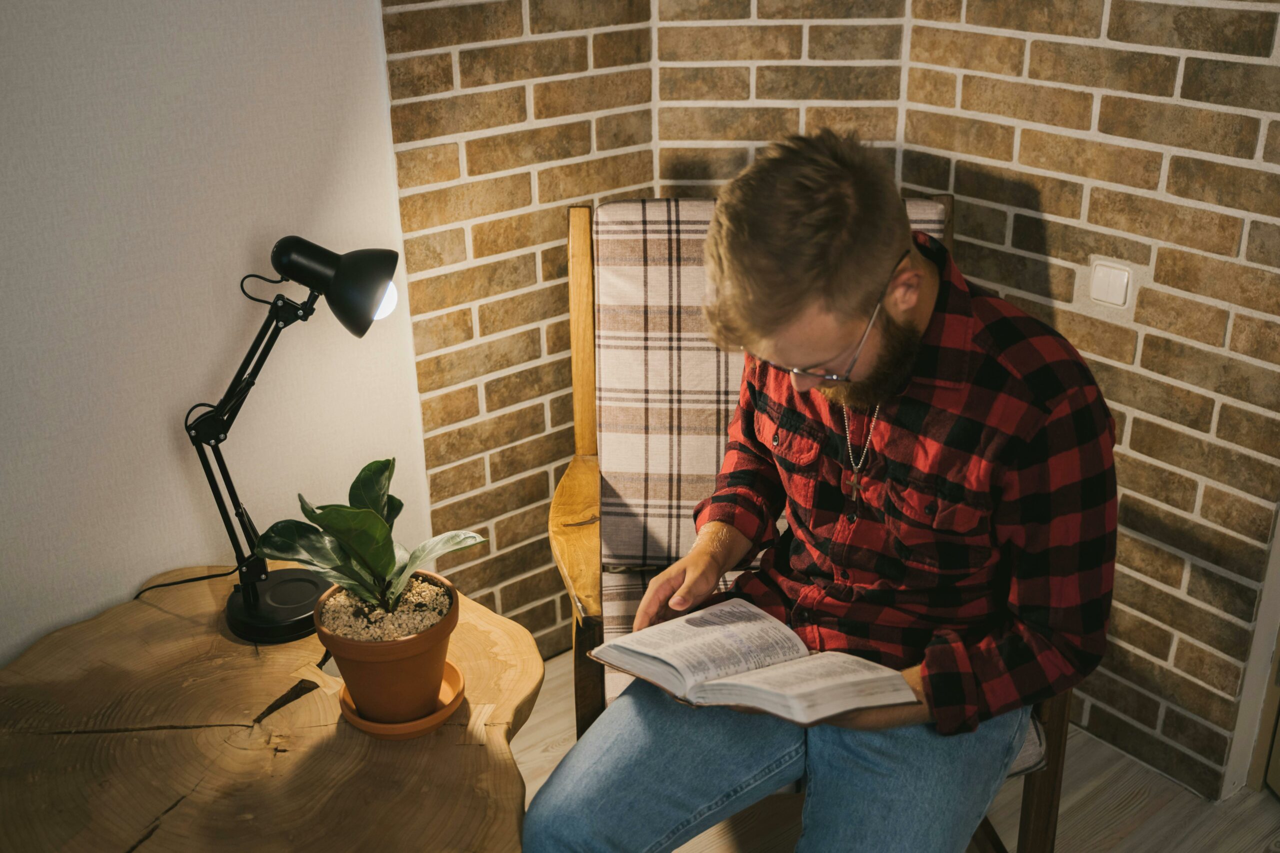 Organizzare angoli lettura e relax in casa durante l’inverno: comfort, luce e calore