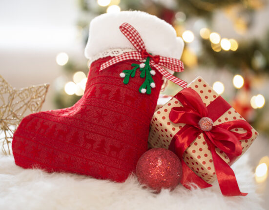 Calze della Befana fai-da-te: idee semplici con dolci e prodotti confezionati